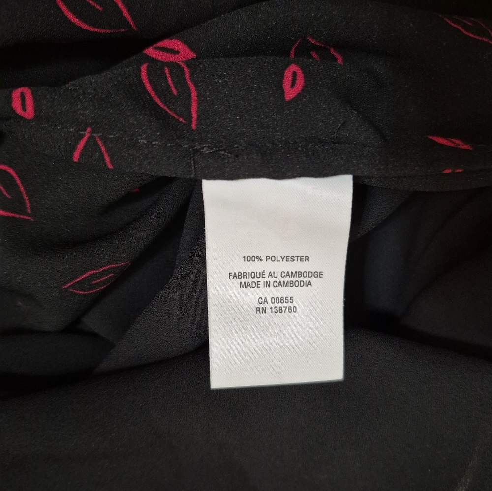 Reversible Black & Red Lips Pattern Tank Top, Large - Picture 7 of 7